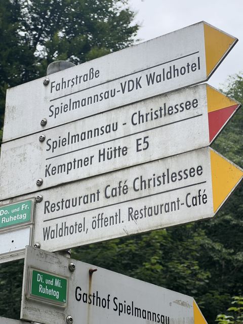 Wegweiser in Spielmannsau: Ab hier geht es zur Kemptner Hütte