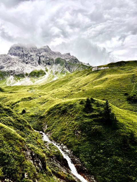 Kurz vor der Kemptner Hütte: Blick zurück über den Sperrbach