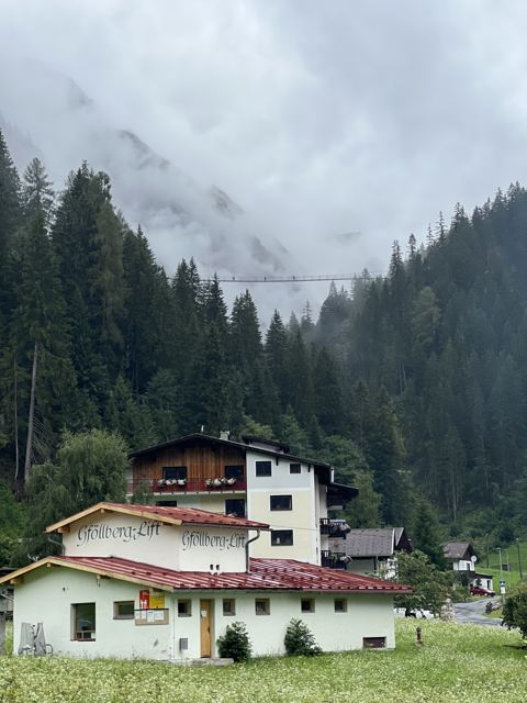 Ankunft in Holzgau, oben im Hintergrund die Hängebrücke