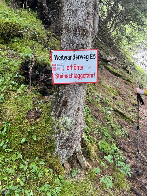 Schild am Abstieg: erhöhte Steinschlaggefahr