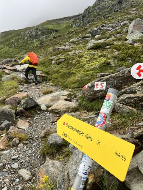 Aufstieg zur Braunschweiger Hütte, rot-weiß-rot markiert