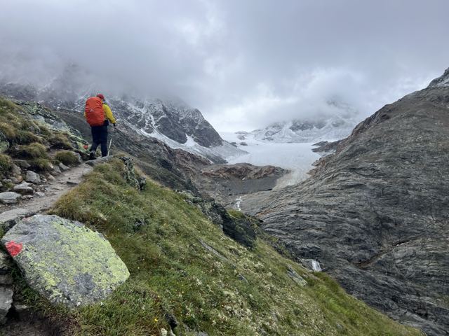 Unterwegs zur Hütte, im Hintergrund der Gletscher