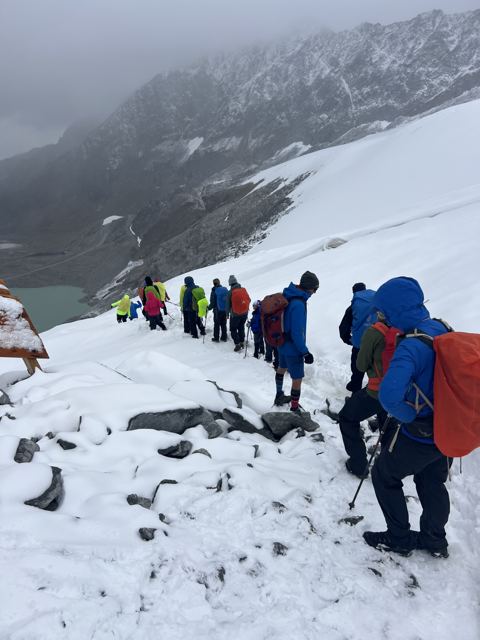 Querung am Rettenbachjoch: Gletscherfeld mit Schnee, Anfang August