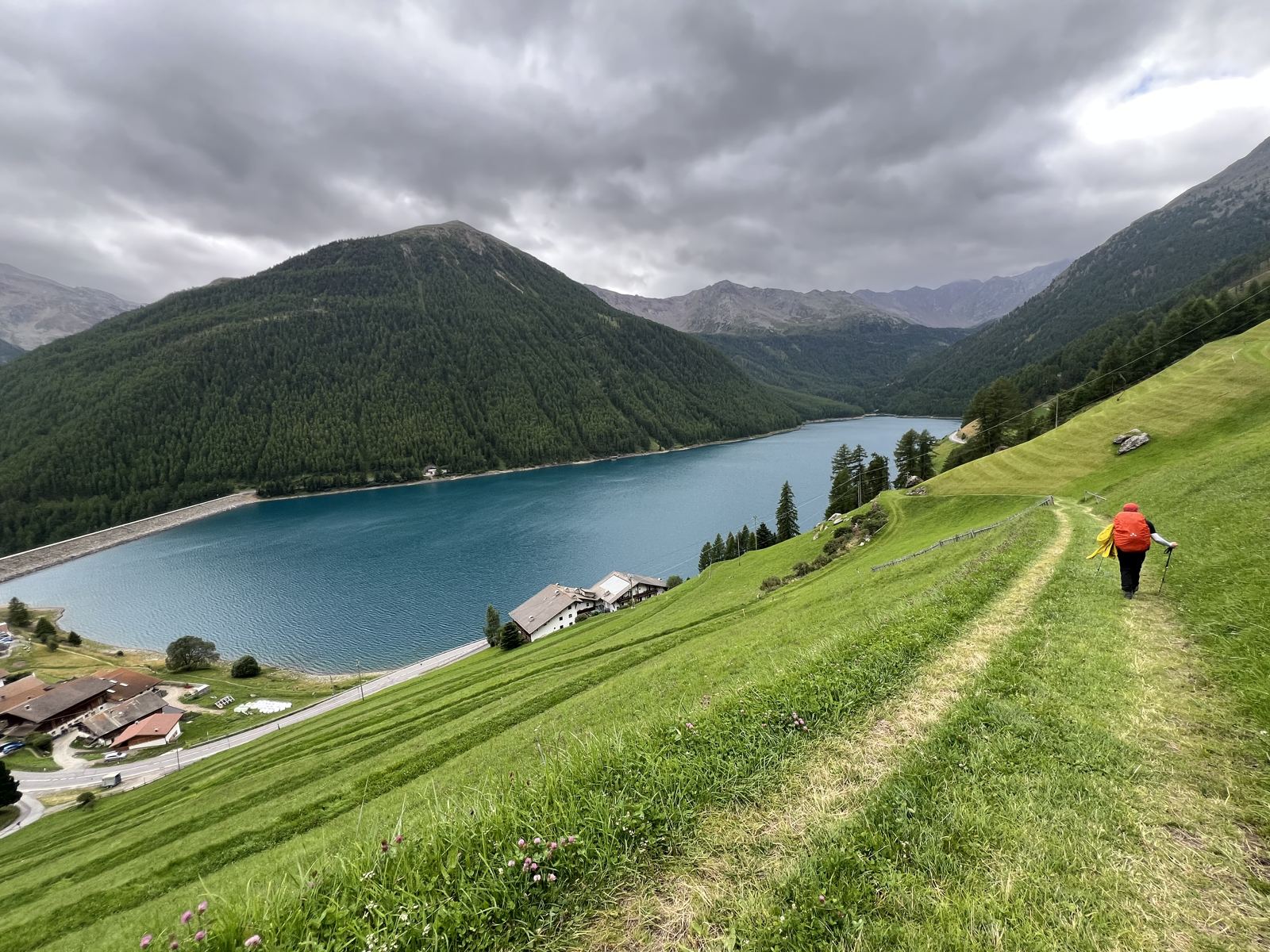 Abstieg über die Wiesen zum Vernagt-Stausee