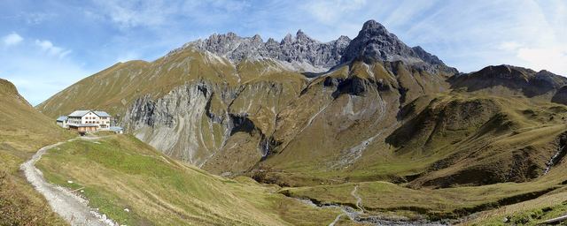 Zustieg zur Kemptner Hütte, dahinter die Allgäuer Hauptkammgipfel