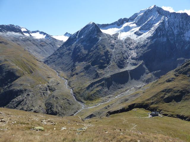 Niedertal mit Mutmalspitze, unten die Martin-Busch-Hütte