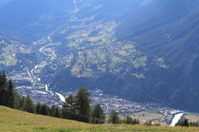 Blick von der Skihütte hinab auf Zams und Landeck