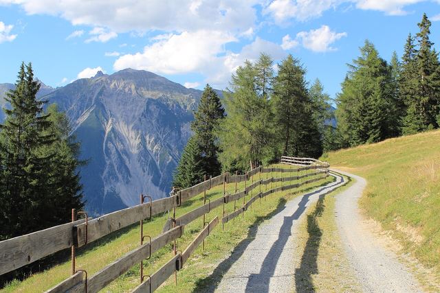 Fahrweg an der Skihütte Zams